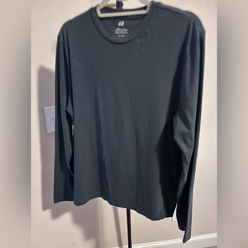 H&M Men's Dark Grey Long Sleeve T Shirt. Size L